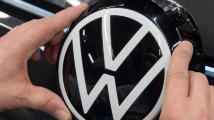 Industria auto europeană continuă să sângere: Profitul Volkswagen a scăzut cu 37% în primul trimestru din acest sub presiunea tarifelor. „Având în vedere situaţia economică globală volatilă, este cu atât mai important să ne concentrăm pe lucrurile pe care le putem controla”