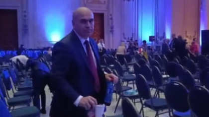 Premierul Ilie Bolojan, surprins făcând curățenie la Congresul PNL. A strâns gunoaie după colegii lui
