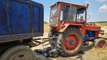 Sfârșit tragic pentru un adolescent de 17 ani: a ajuns cu motocicleta sub roțile unui tractor