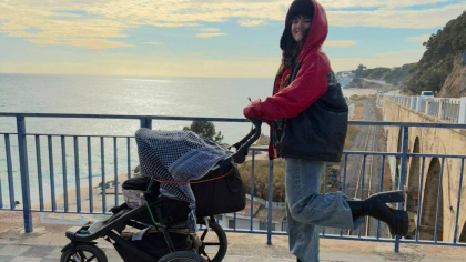 Cine este Dora, tânăra care merge pe tocuri din Barcelona până în România.  „Feminitatea nu e o slăbiciune”