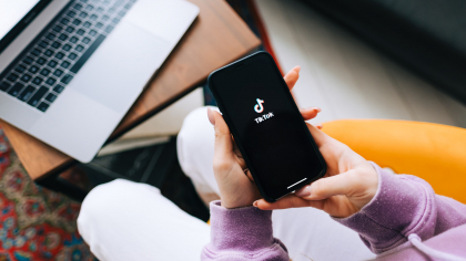 7 din 10 tineri din România sunt captivi pe TikTok. Cum folosesc românii rețelele sociale în funcție de vârstă, studii, venit și mediul în care locuiesc