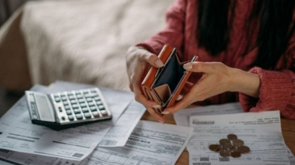 Câți bani pierde un român cu salariu de 4.000 de lei, lună de lună, din cauza scumpirilor