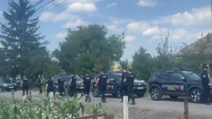 Doi bărbați, suspectați că ar fi încercat să răpească o femeie, într-o parcare din Bacău. Indivizii au fost depistați la scurt timp de polițiști (VIDEO)