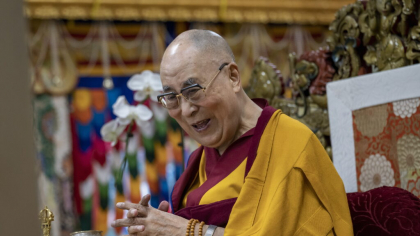 Între reîncarnare și exil, Dalai Lama visează să trăiască până la 130 de ani