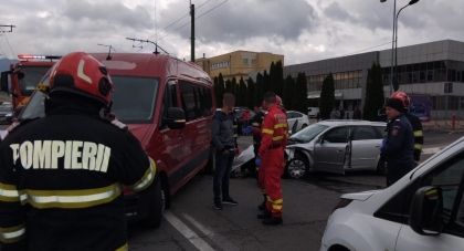 Accident grav în Brașov! Nouă răniți, dintre care șase copii, în urma coliziunii dintre un microbuz și un autoturism