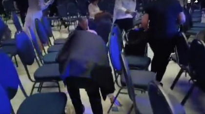 Imaginile momentului: Bolojan strânge gunoaiele după colegii lui, la Congresul PNL