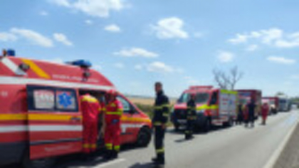 Accident între două microbuze şi un autoturism, în Bihor. Planul Roşu de Intervenţie a fost activat