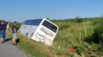Un autocar s-a răsturnat pe Autostrada Soarelui, în judeţul Călăraşi. A fost activat Planul Roşu de Intervenţie