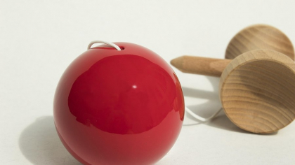 Kendama, interzisă în unele școli! Elevii renunță la telefoane pentru jucăria care a stârnit panică. Este sau nu periculoasă?