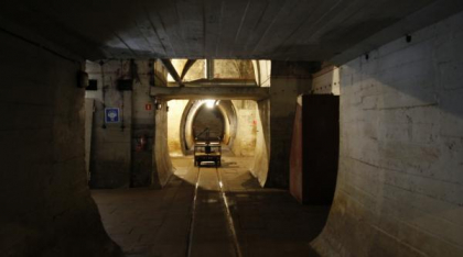 Un terifiant oraș subteran abandonat se află sub un sat polonez idilic. În labirintul de tuneluri se adună acum „oamenii din buncăr”