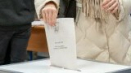 EFE, după primul tur al alegerilor: O Românie divizată se aşteaptă la o confruntare între blocuri opuse pentru preşedinţie