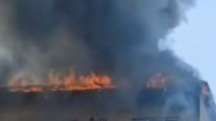 Incendiu violent în Slatina. Acoperișul unui bloc a ars, locatarii au ieșit în fugă