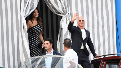 Protest la nunta lui Jeff Bezos: activiști Extinction Rebellion ridicați cu forța la Veneția