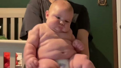 La doar 4 luni, acest bebeluș cântărește peste 10 kg! A devenit un star pe rețelele sociale