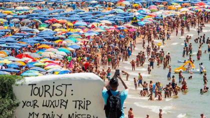 Coșmarul din vacanță: topul orașelor unde turiștii depășesc localnicii. Recordul: 36 la 1