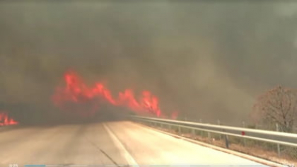 Alertă într-o importantă regiune turistică din Turcia. Incendiile de vegetație au ajuns în zone rezidențiale. Un bărbat a murit