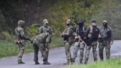 Ruși înarmați, fotografiați la granița cu Estonia: „Absolut niciun polițist de frontieră”