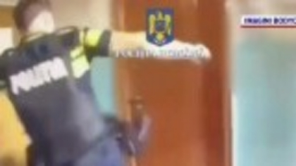 Femeie blocată într-un apartament în flăcări, salvată de polițiști în București. Video cu operațiunea
