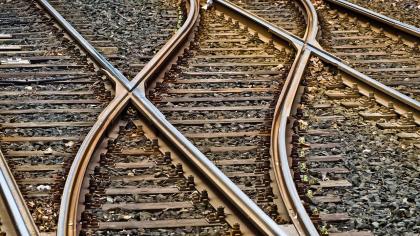 Accident între un tren marfar și o autilitară. Trei persoane au ajuns la spital. Ce a transmis ISU