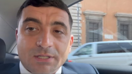 "De ce fugem de dezbateri?!". Atacat de fani, Simion amenință de la Roma: "Nu o să mai rămâneți în nicio funcție publică" VIDEO