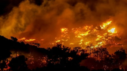 Evacuări în masă de pe una dintre insulele grecești preferate de români pentru concedii. Incendiul de pădure a scăpat de sub control VIDEO