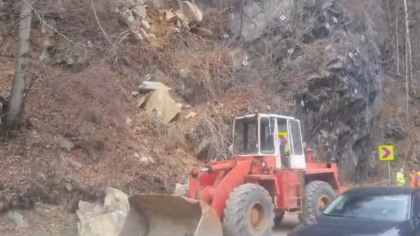 Mașină lovită de o stâncă în Defileul Jiului (video)