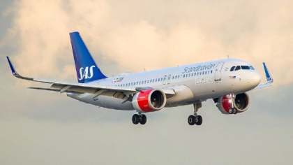 Un pasager a cerut despăgubiri după ce a fost pus lângă toaletă, în avion, deși rezervase un loc „Premium”: „Era coadă, au flatulat când luam masa”