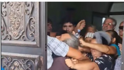 Preot tras de păr și scos cu forța din biserică (video)