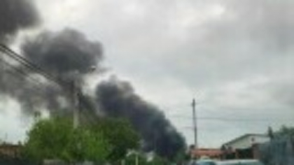Incendiu de proporții la un depozit din București. Sunt afectați 500 mp și există risc de extindere la clădiri învecinate