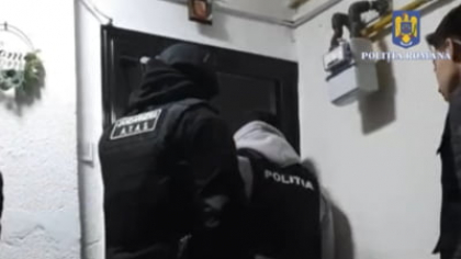 Ce se întâmplă când mascații ajung la adresa greșită: ”Ne-am trezit cu bubuituri şi lovituri în uşă, loveau usa cu berbecul” VIDEO