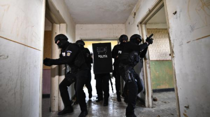 Mascații din Ploiești au descins de 10 ori, din greșeală, la aceeași adresă. Ce spune Poliția