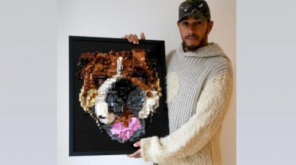 Formula 1: Lewis Hamilton a primit un portret din lego cu Roscoe. "M-a emoționat profund. Detaliile sunt incredibile"