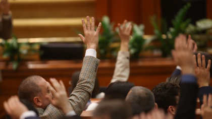 Degringoladă în tabăra suveraniștilor: începe lupta pentru racolarea parlamentarilor demisionari