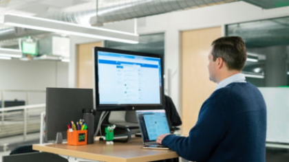 Cum să-ți cauți discret următorul loc de muncă pe LinkedIn fără ca șeful tău să observe