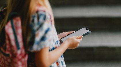 Încă o țară europeană interzice telefoanele mobile în școli. Efectul acestora asupra copiilor este devastator