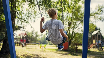 Mamă româncă din Italia, amendată pentru că fiul ei s-a dat în leagănul din parc. Polițiștii au spus că băiatul era prea mare