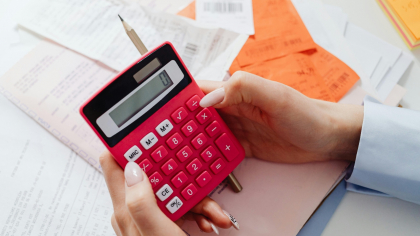 Români, vi se mai pregătește ceva! Lista completă a taxelor și impozitelor care vor fi majorate în 2026