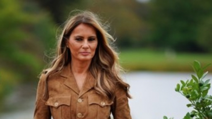 Ce mesaje ascunse transmit ținutele Melaniei Trump purtate la vizita oficială din Marea Britanie. Cine a îmbrăcat-o