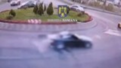 Doi șoferi teribiliști filmați în Târgoviște au rămas fără permise. Au luat la rând două intersecții