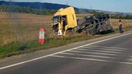 Alertă în România: cisternă încărcată cu acid sulfuric, răsturnată pe un drum public