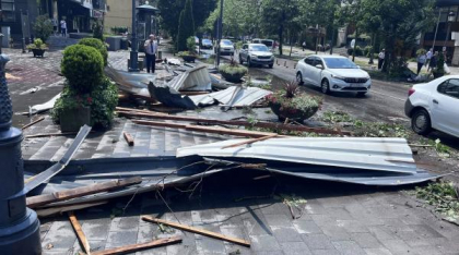 Sinaia, măturată de o furtuna, în doar câteva minute. 14 persoane au fost asistate de către echipajele SMURD