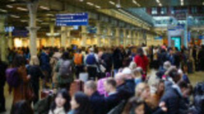Trenuri spre Paris, paralizate. Mii de pasageri au rămas blocați după ce 600 de metri de cabluri feroviare au fost furate