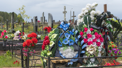 Orașele din România care interzic coroanele funerare de plastic. Se dă amendă maxim 1.000 de lei