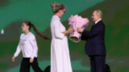 Putin, „Mini Vlad”. A primit flori pe scenă de la creatoarea de modă a armatei
