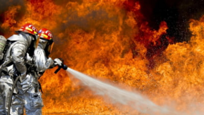 Oameni evacuați după ce acoperișul unui bloc din Făgăraş a luat foc. Pompierii, trimiși de urgență la fața locului VIDEO