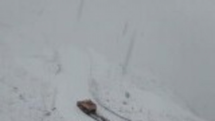 Circulația pe Transfăgărășan, închisă temporar din cauza condițiilor meteo. Stratul de zăpadă depășește 30 de centimetri