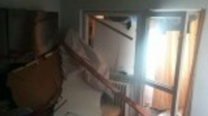 O butelie a explodat într-un apartament din Hunedoara. Trei persoane au fost rănite în urma deflagrației