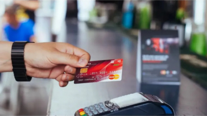 Recomandările specialiștilor pentru evitarea taxelor ascunse. Ce trebuie să știe românii care au cont bancar sau card