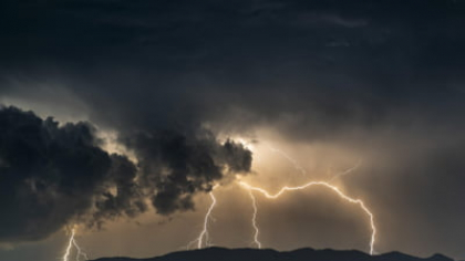 Încă un cod roşu de furtună emis de meteorologi. Al patrulea într-o zi. Județul în care vijeliile o vor lua razna