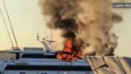 Yacht de aproape 80 de milioane de euro a luat foc în portul din Saint‑Trope. Nava era închiria cu 65.000 euro pe săptămână